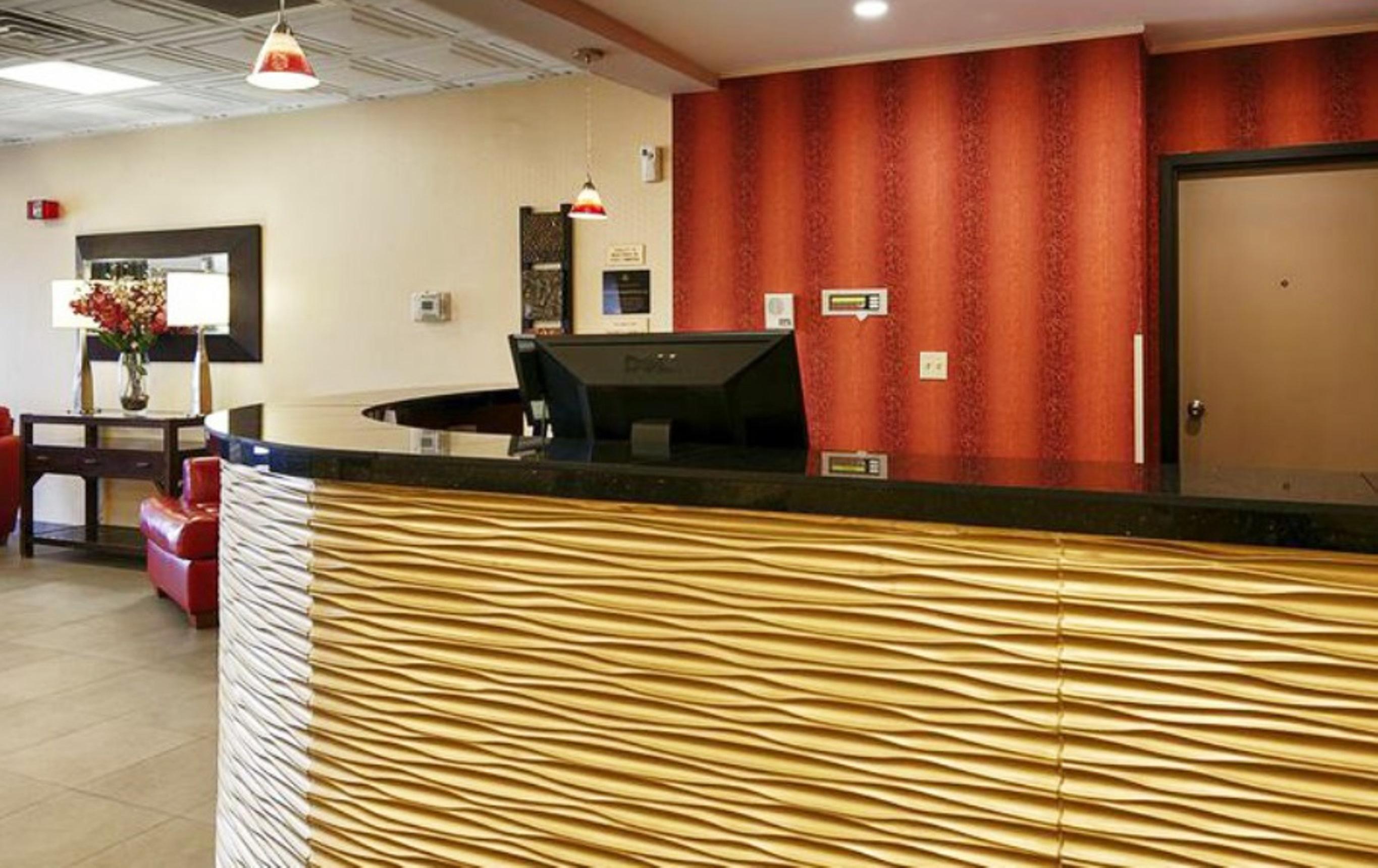 Quality Inn & Suites Charleston - Civic Center Экстерьер фото