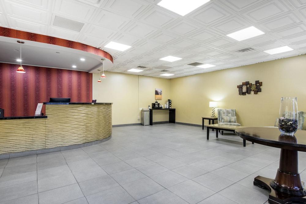 Quality Inn & Suites Charleston - Civic Center Экстерьер фото