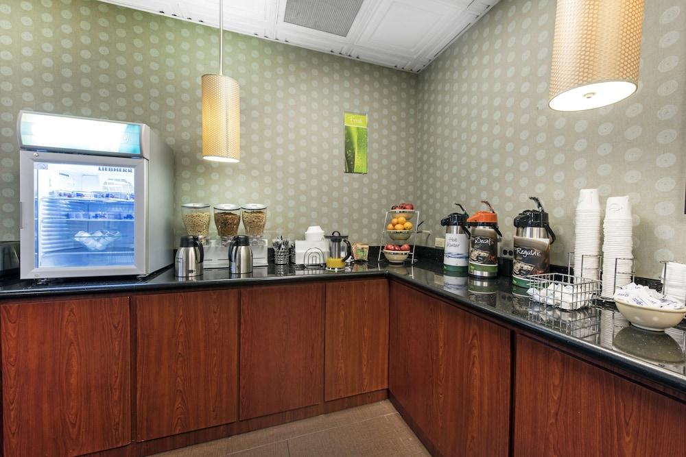 Quality Inn & Suites Charleston - Civic Center Экстерьер фото