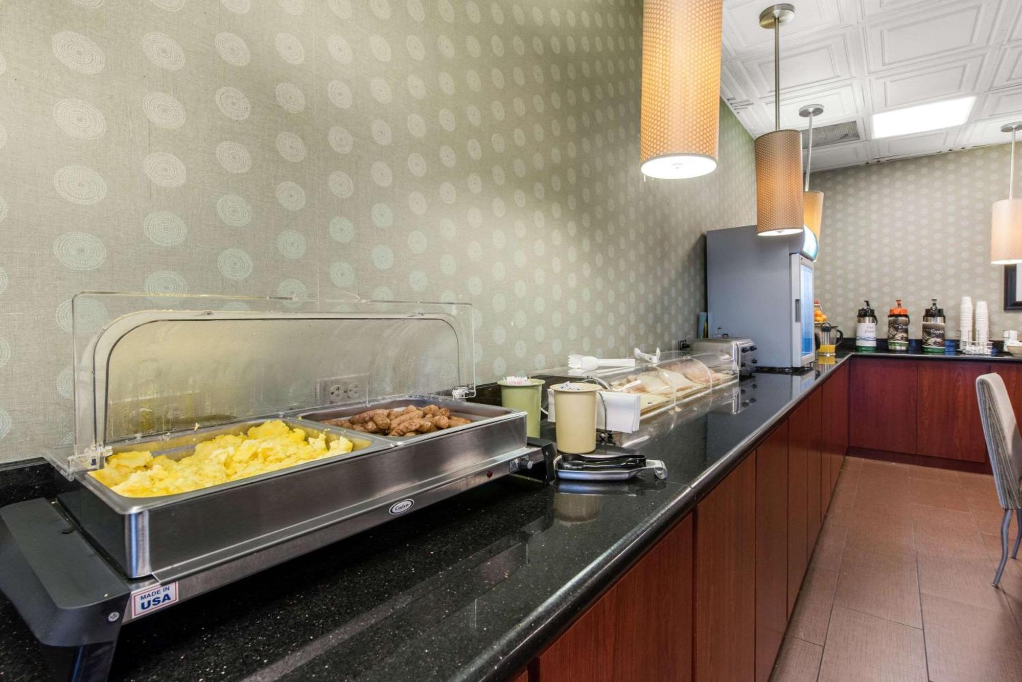 Quality Inn & Suites Charleston - Civic Center Экстерьер фото