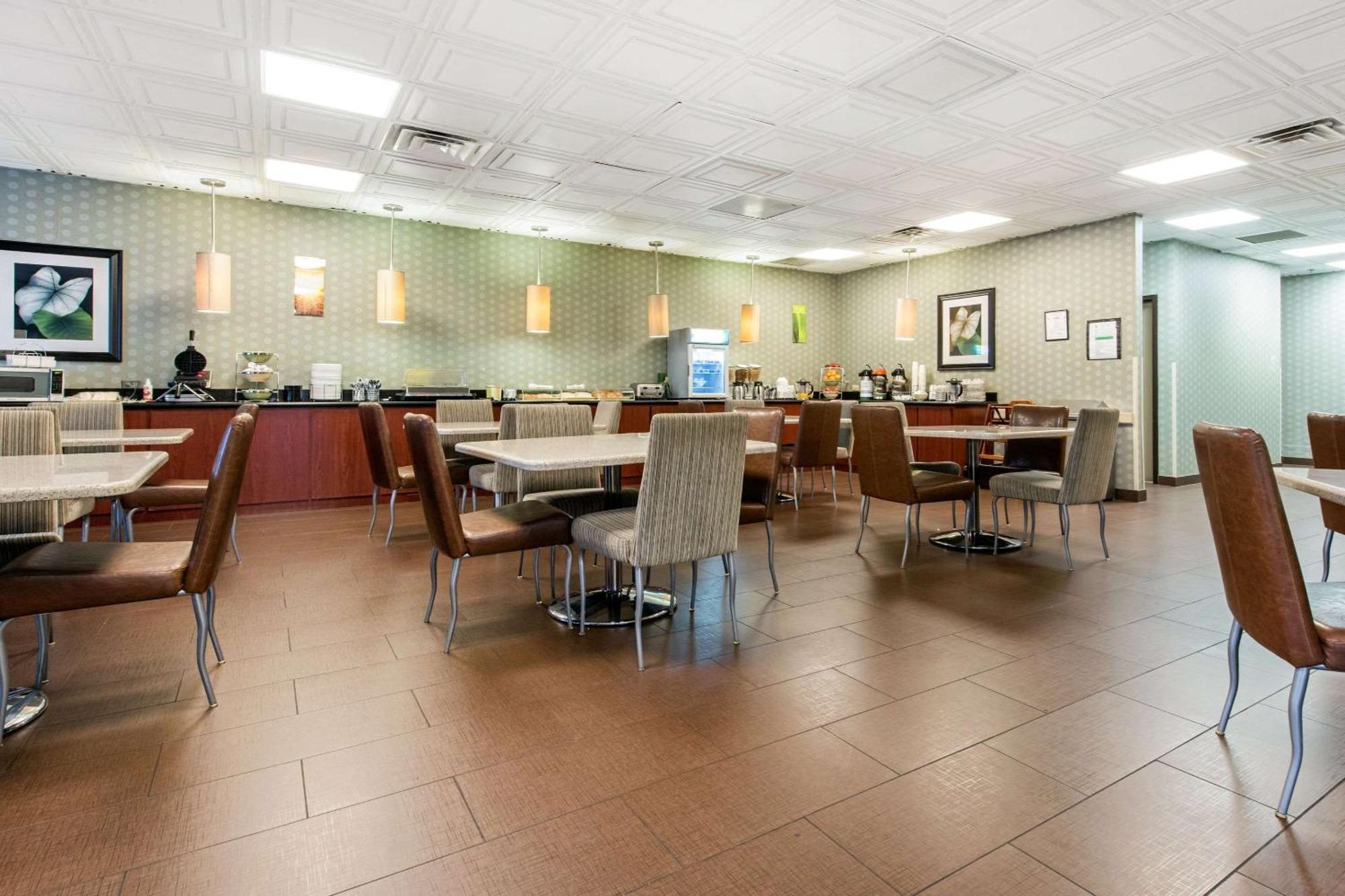 Quality Inn & Suites Charleston - Civic Center Экстерьер фото