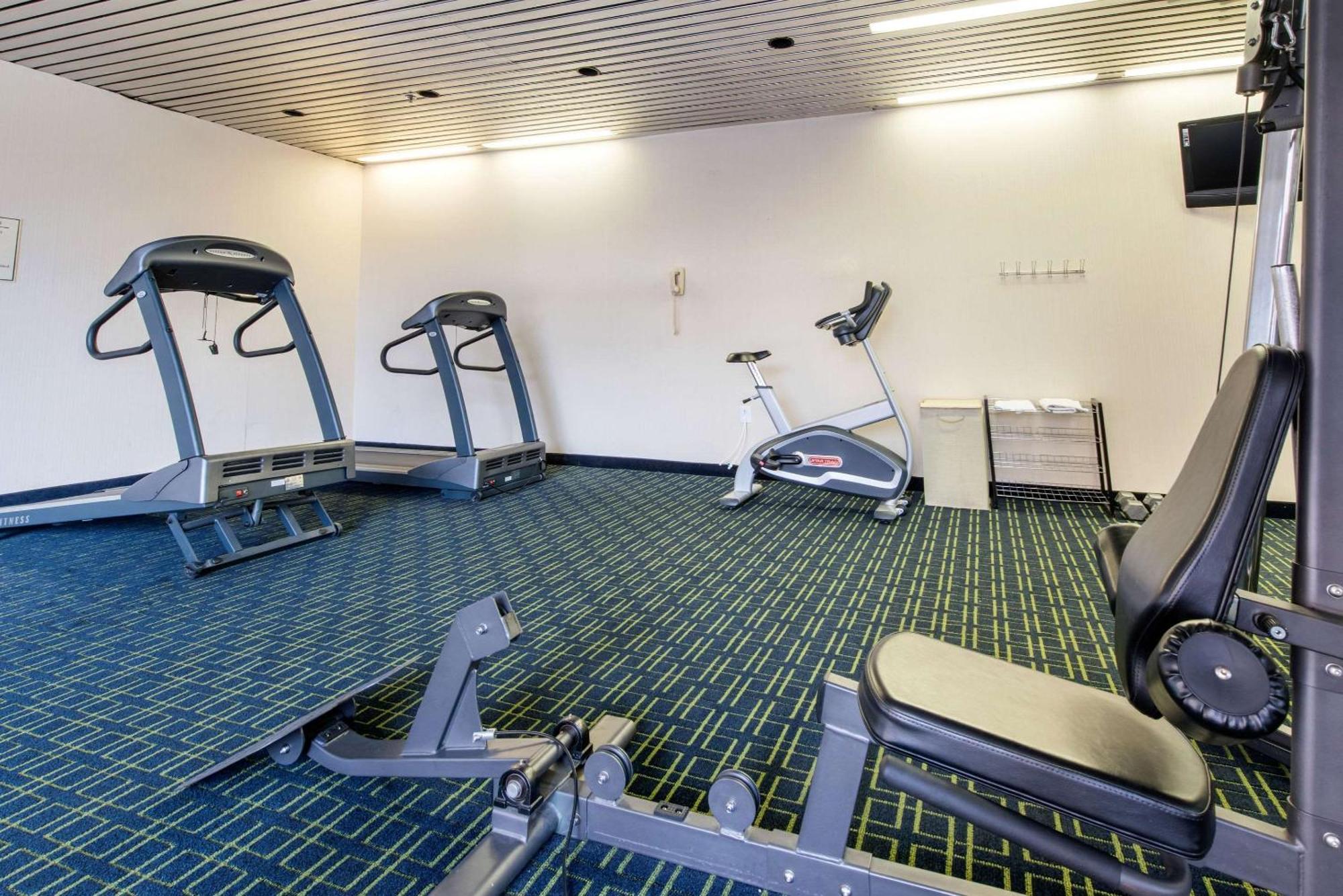 Quality Inn & Suites Charleston - Civic Center Экстерьер фото