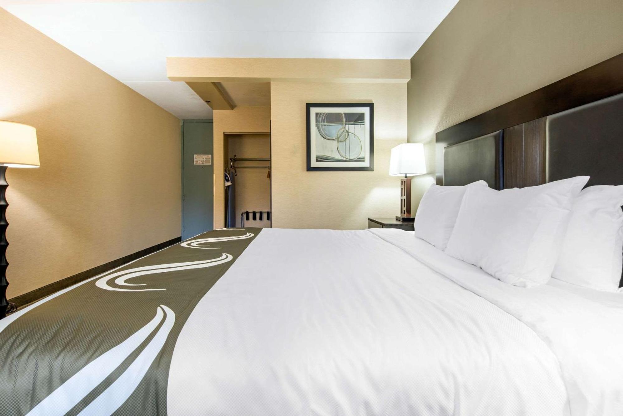 Quality Inn & Suites Charleston - Civic Center Экстерьер фото
