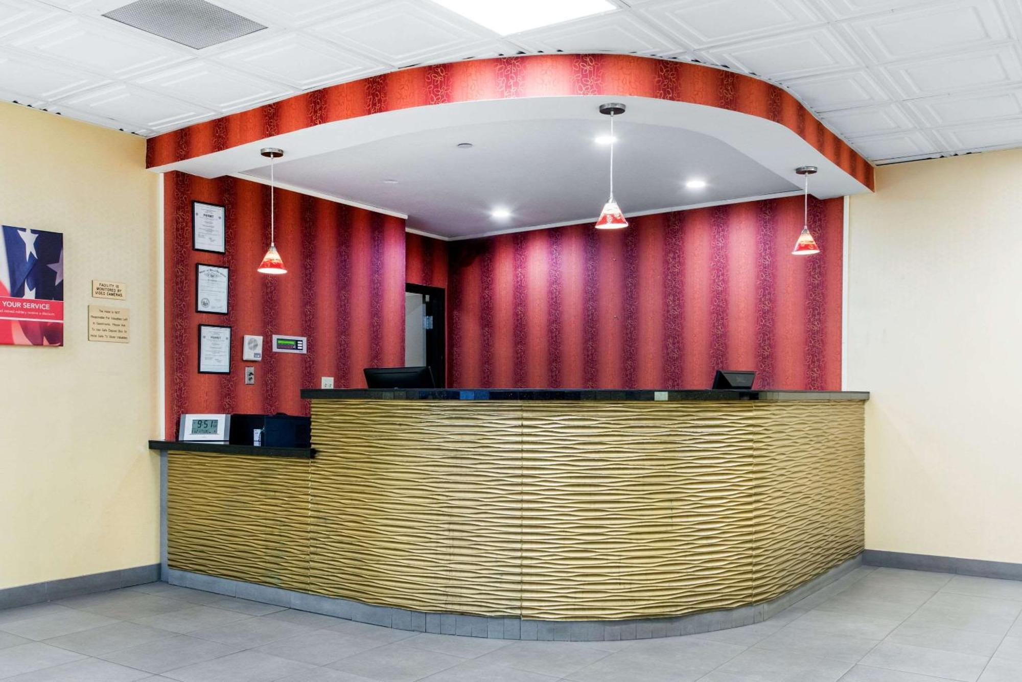Quality Inn & Suites Charleston - Civic Center Экстерьер фото