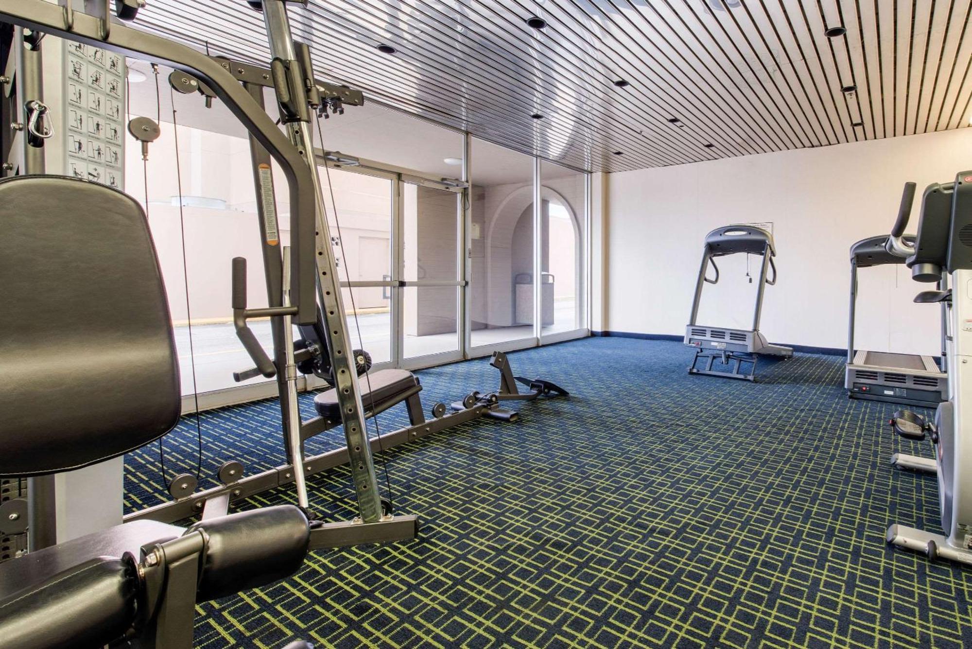 Quality Inn & Suites Charleston - Civic Center Экстерьер фото