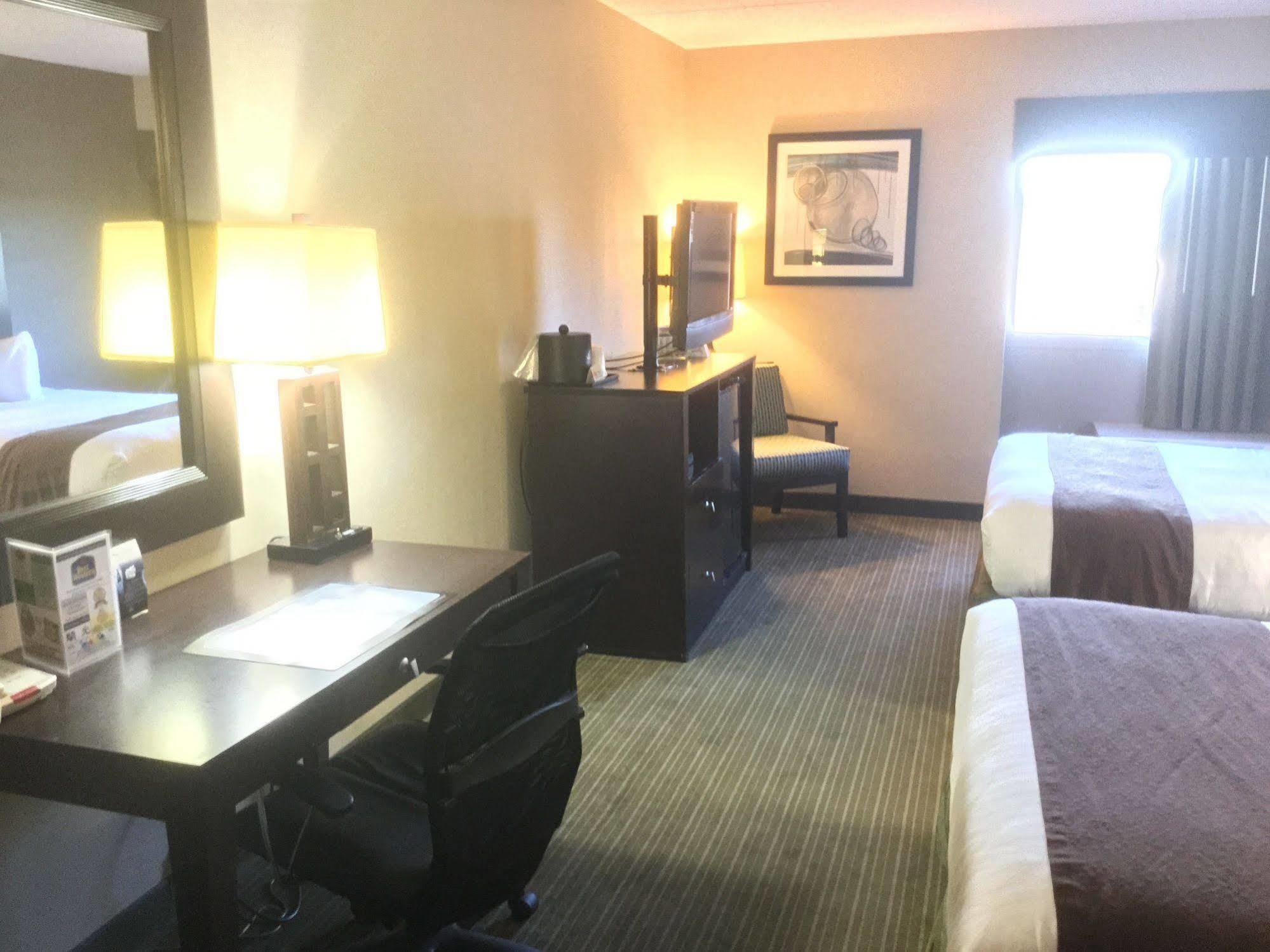 Quality Inn & Suites Charleston - Civic Center Экстерьер фото